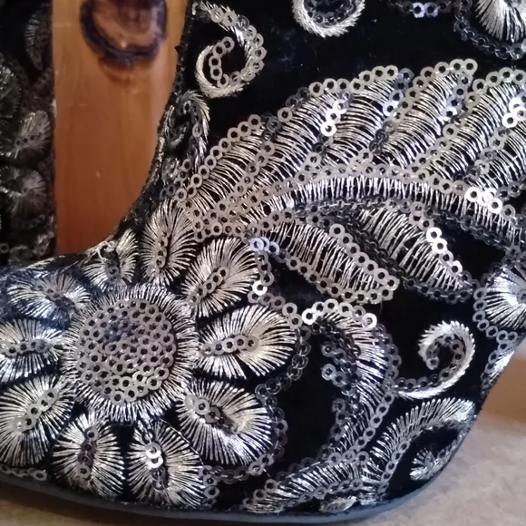 Wild Diva Embroidered and Sequin boho back Zip Heeled Bootie size 6.5 - Picture 5 of 7